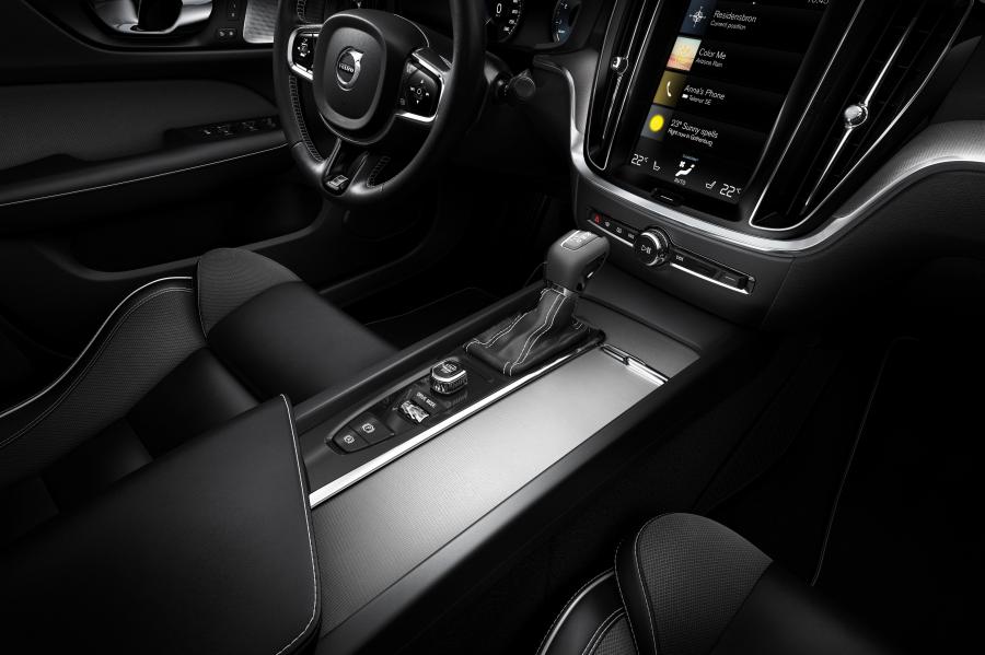 Интерьер Volvo S60 T6 R-Design 2018 года  (WW) (фото 22 из 63)